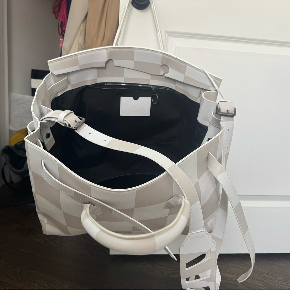 Off-White c/o x Brooklyn Museum
FOS 04 Square XL Tote - Picture 5 of 9